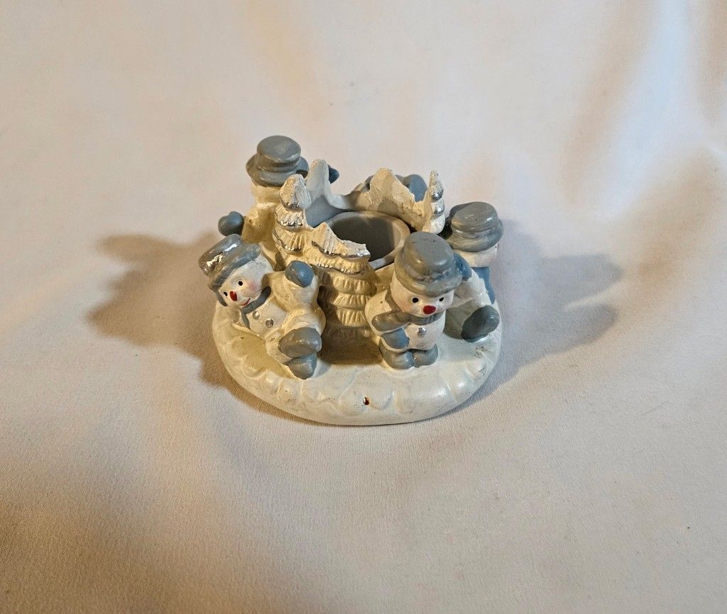 Christmas KLEENEZE 63797 SNOWMAN SCENE CANDLE HOLDER The Christmas KLEENEZE 63797 SNOWMAN SCENE CANDLE HOLDER is a vintage collectible perfect for adu