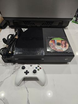 Xbox One 500GB w/Grand Theft Auto V