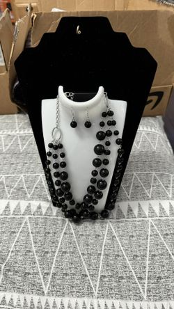 Black Pearl Necklace With Earrings 