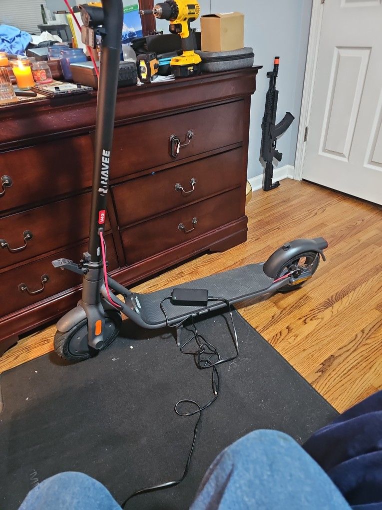 Electric Scooter(20 Mph/25 mile Range)