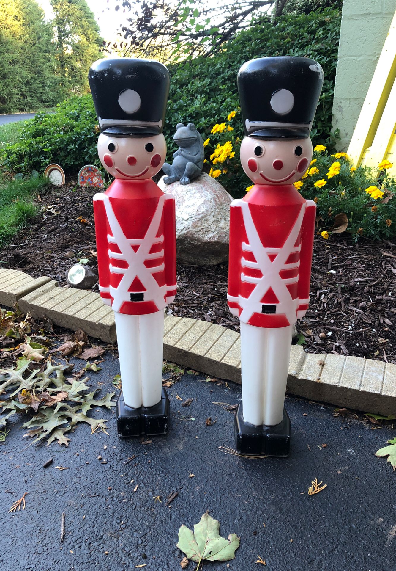 2 soldiers for outside decor