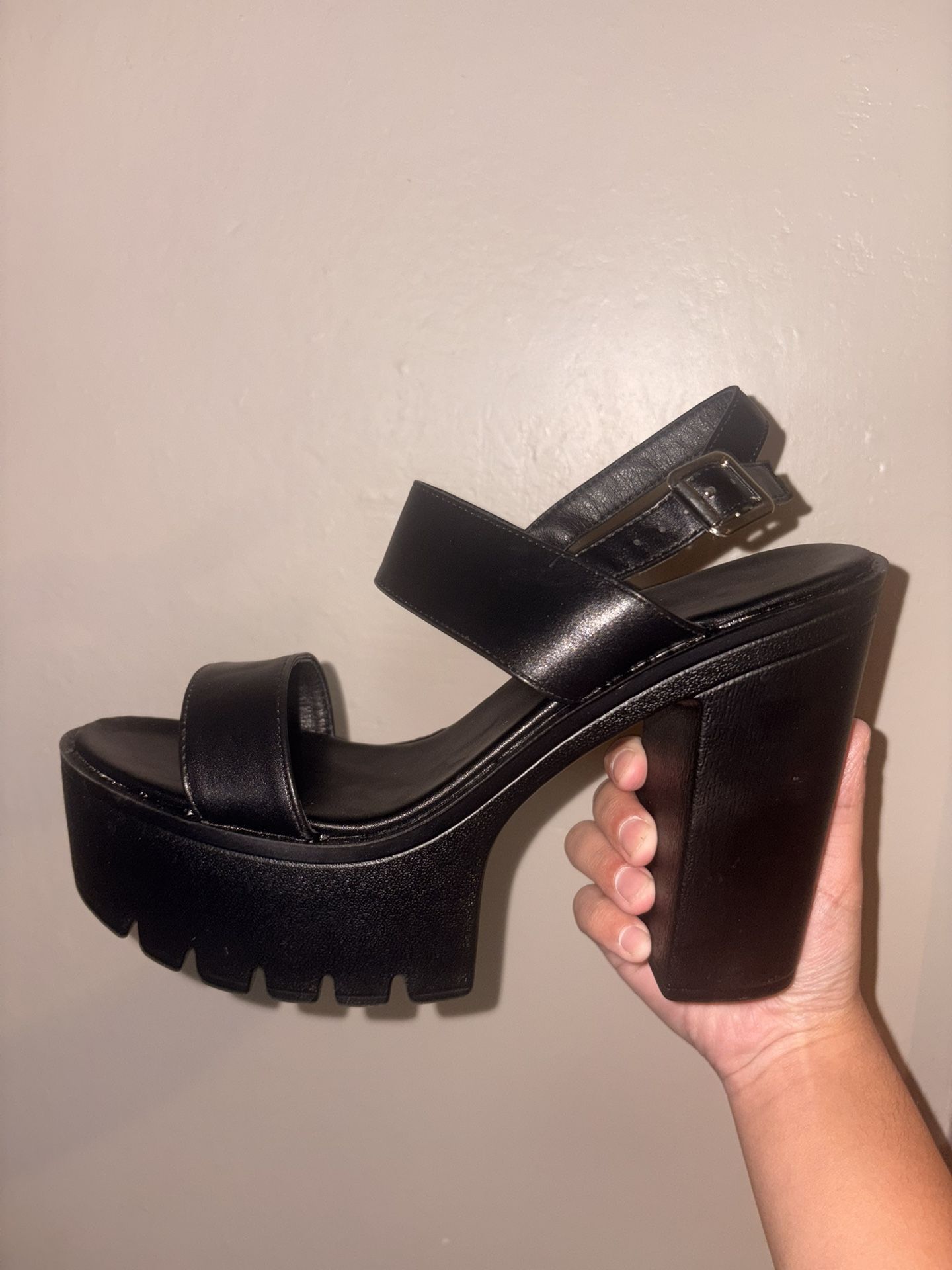 BLACK HEELS