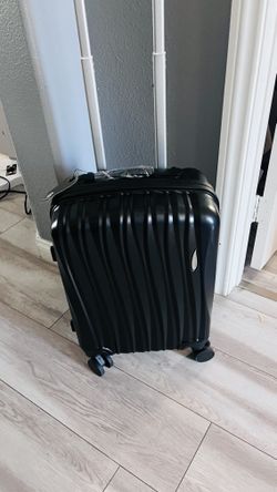 NEW 21.5” Carry-On Luggage – Luxury Feel – $30 FIRM 🖤 📍 Pickup: South Durango & 215 — near IKEA 💵 $30 FIRM Brand new black hardshell carry-on wit