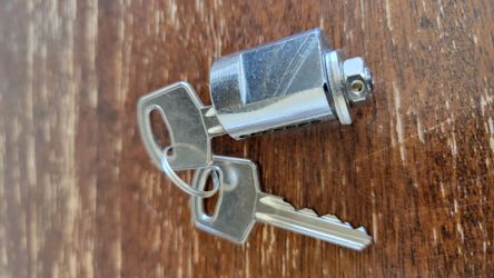 Cylinder lock with keys