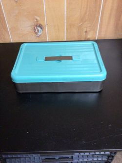 Storage box that goes completely flat