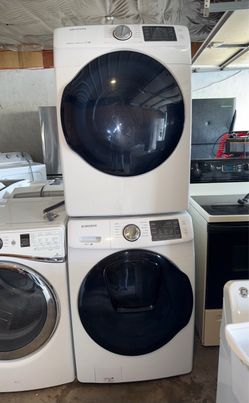 Hola Tengo este bonito set de lavadora y secadora Samsung todo le trabaja muy bien también tenemos delivery por extra fee con 30 dÃas de garantÃa fabo