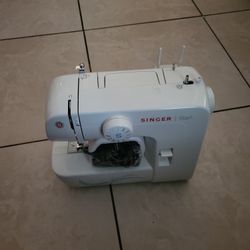 Singer Sewing Machine 