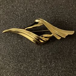 Vintage Trifari Gold Tone Double Wing Designed Brooch