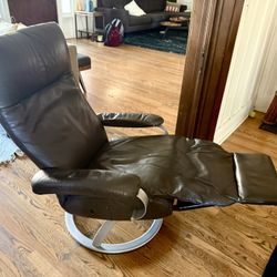 Free Modern Leather Recliner With Retractable Footstool