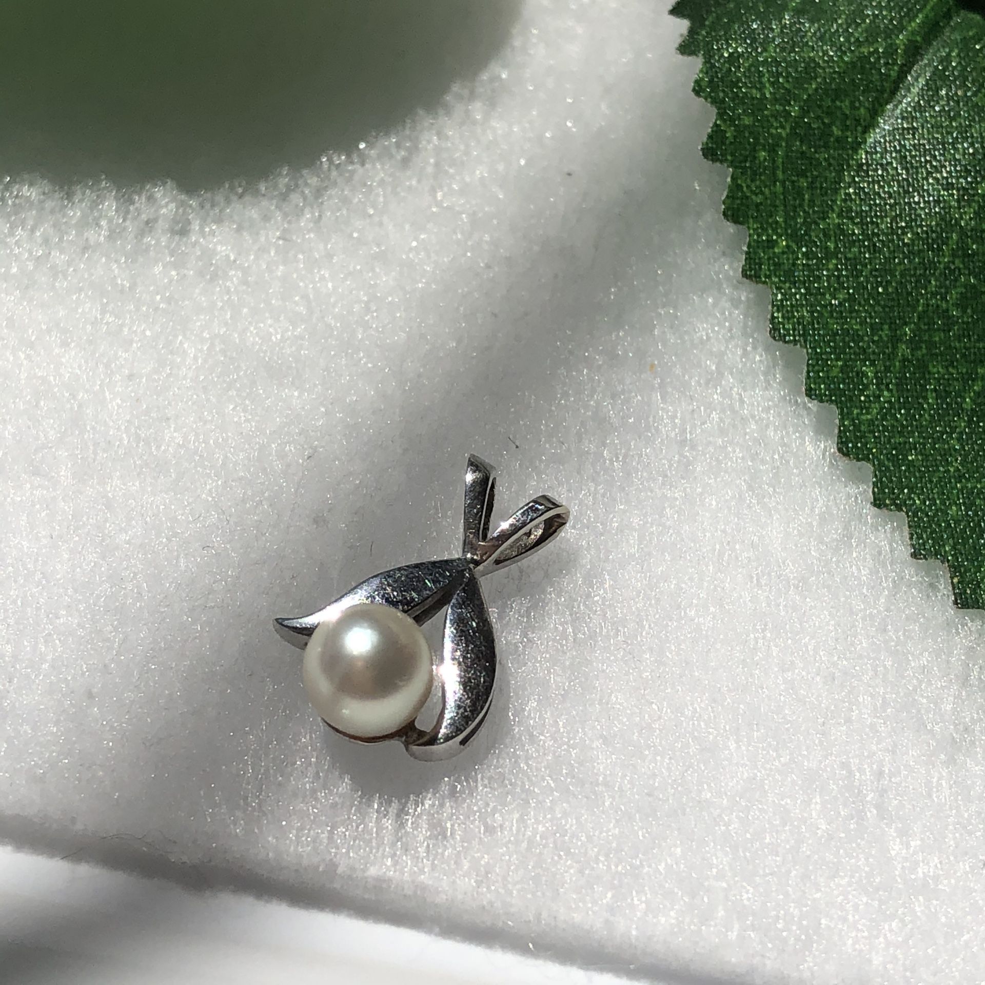 14k white gold and cultured pearl pendan
