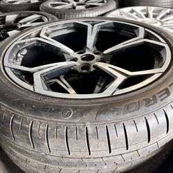 Lamborghini Urus Stock Wheel Set
