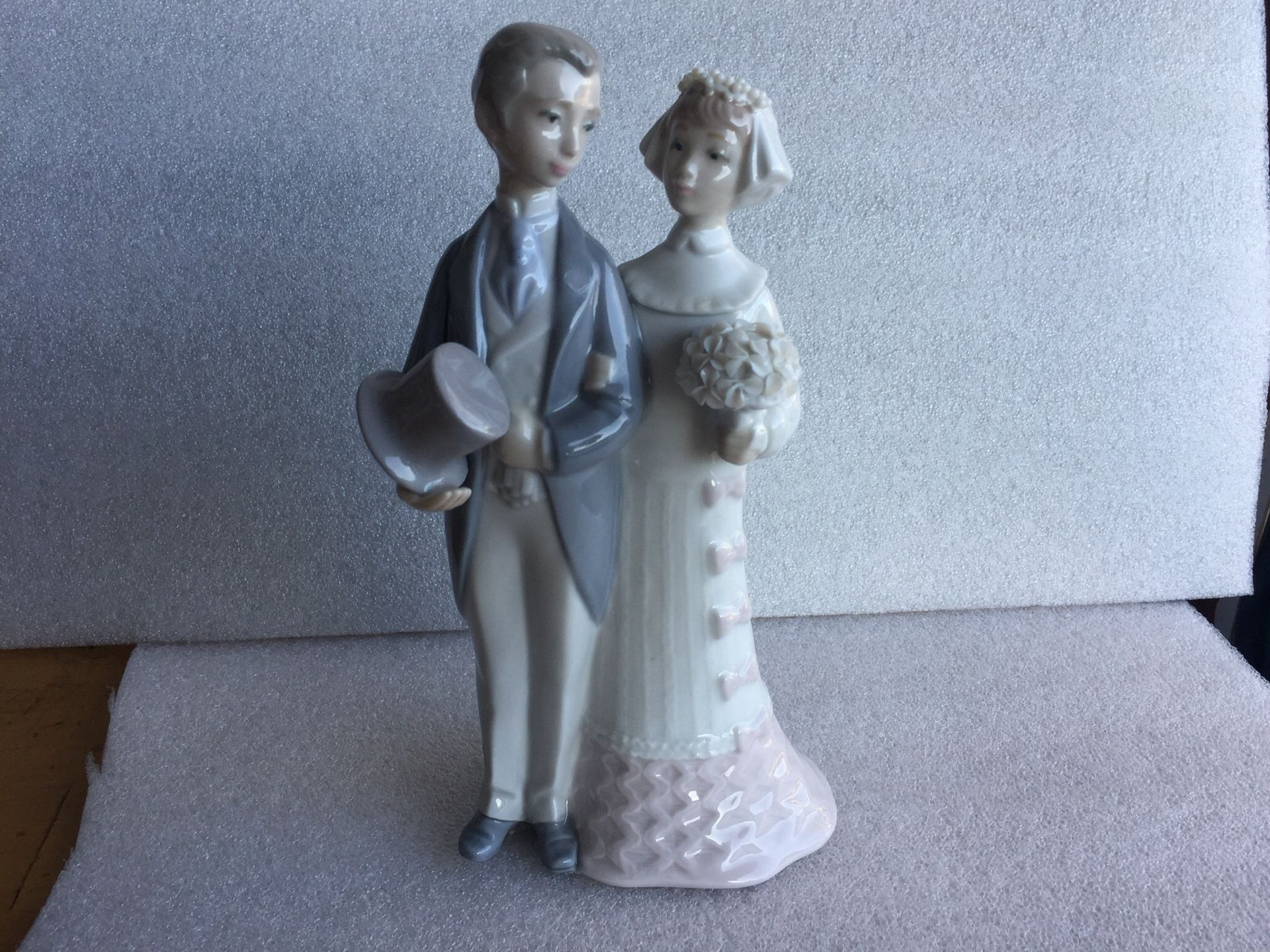 Lladro Bride and groom figurine