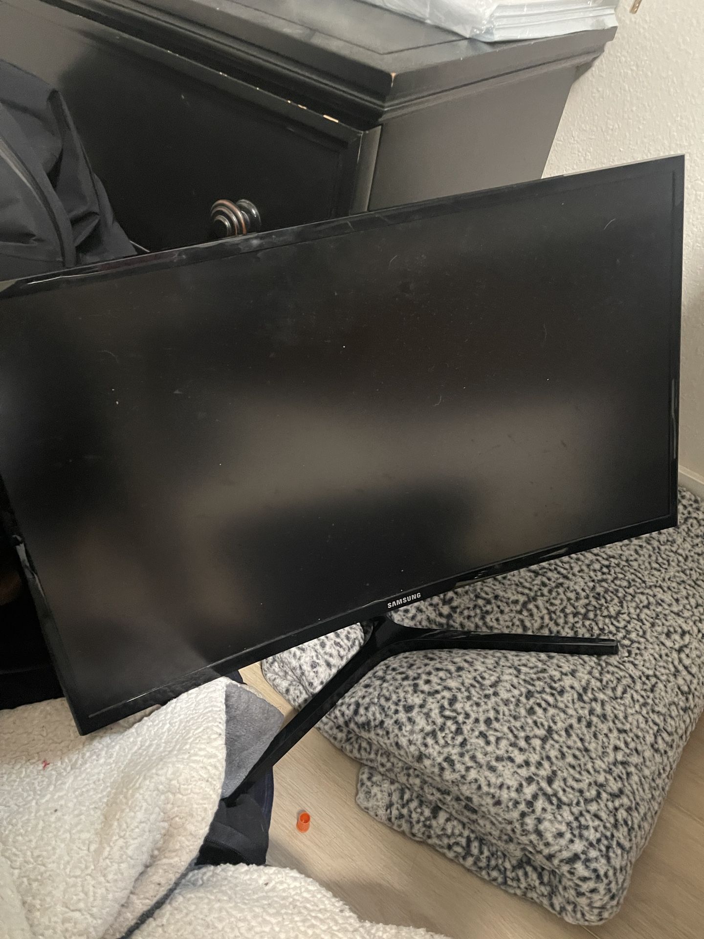 Curved 27in Samsung Monitor