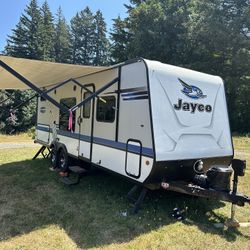 2018 Jayco Ultralight Travel Trailer-sleeps 6- 26.5’ Length