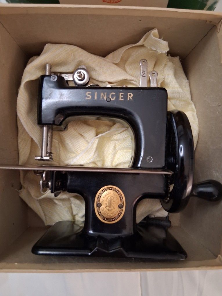 Vintage SINGER Antique Singer Model 20 Sewhandy Working Toy Sewing Machine 1955....asking $150.00