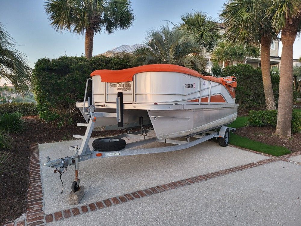2018 20' Suncatcher With 90hp Motor And Galvanized Trailer Only 30 Hours