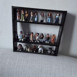 Repisa con cholitos.
Pegados