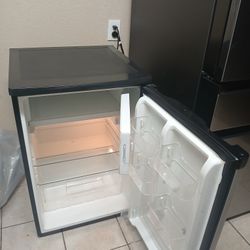 Mini Fridge / Freezer  With Lock  (Read All Description)   (Leer Todo descripción)