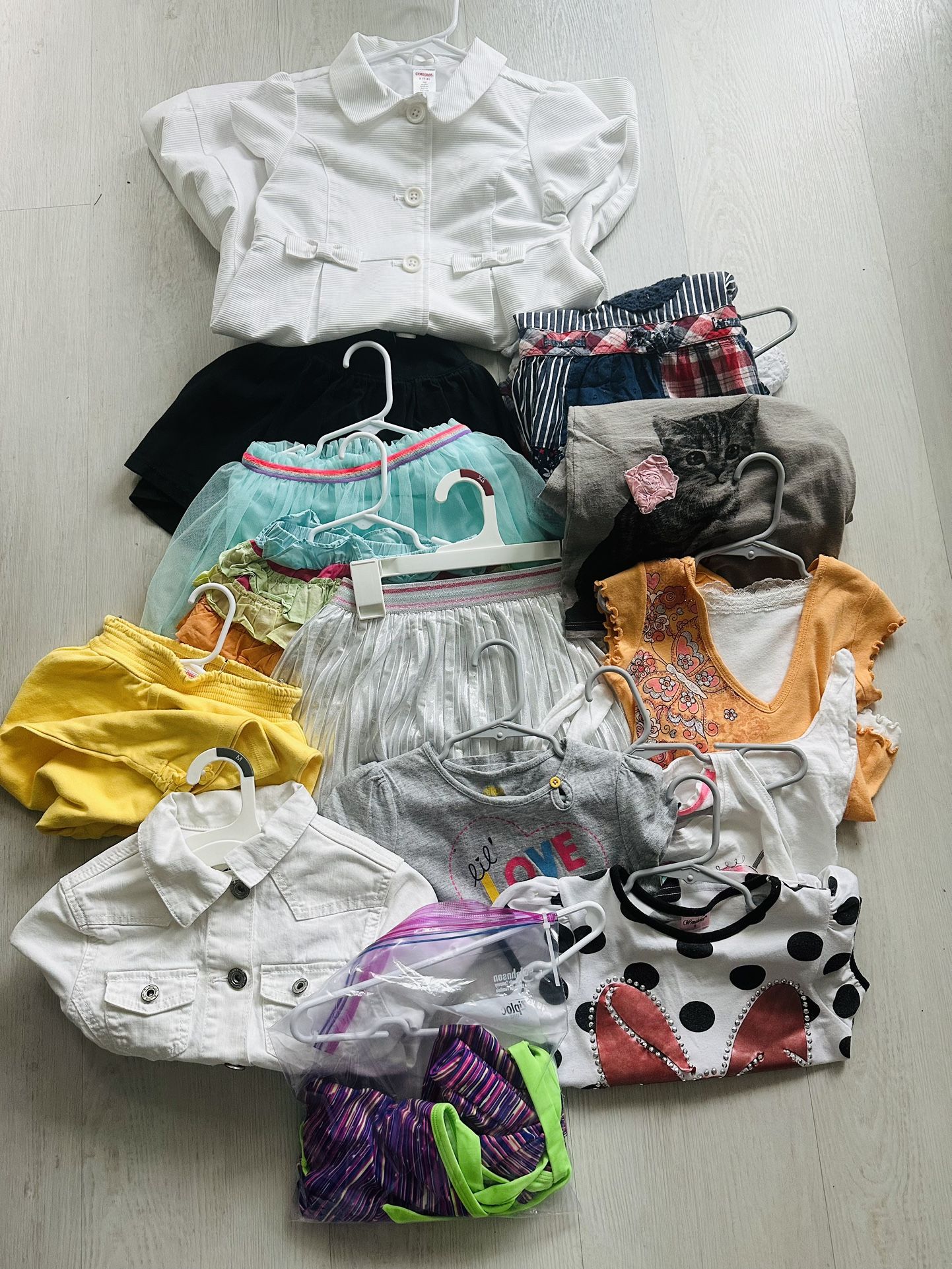 Girls clothes 5T (14 Pieces)