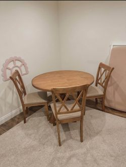 Round dining table
