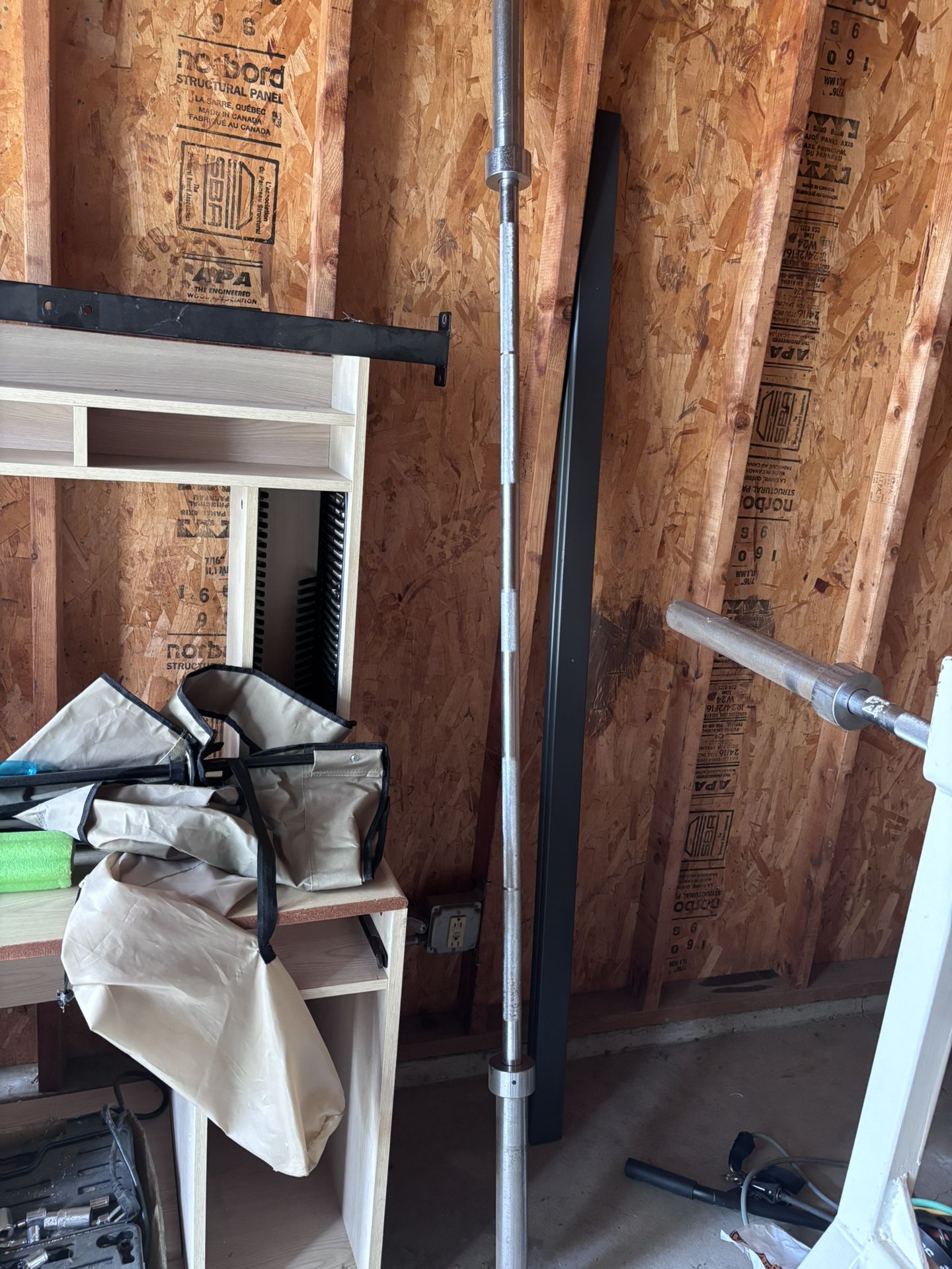 Weightlifting bar