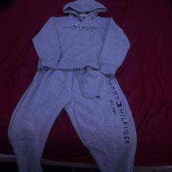 worth 180$ brand new sweatsuit tommy hilfiger size 