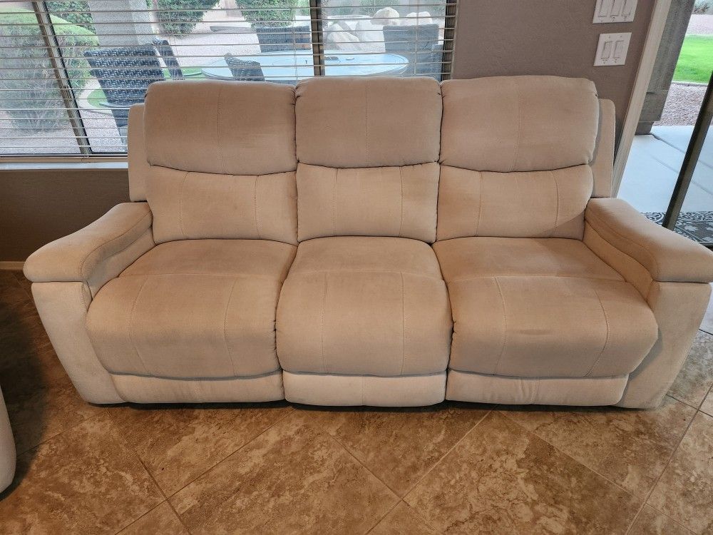 Couch with end recliners.