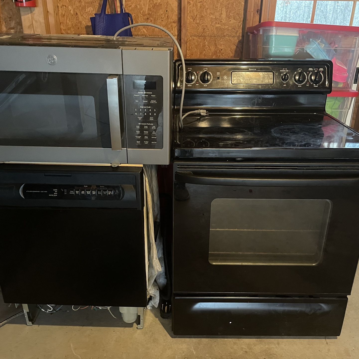 Great Stove, Dishwasher, And microwave Black