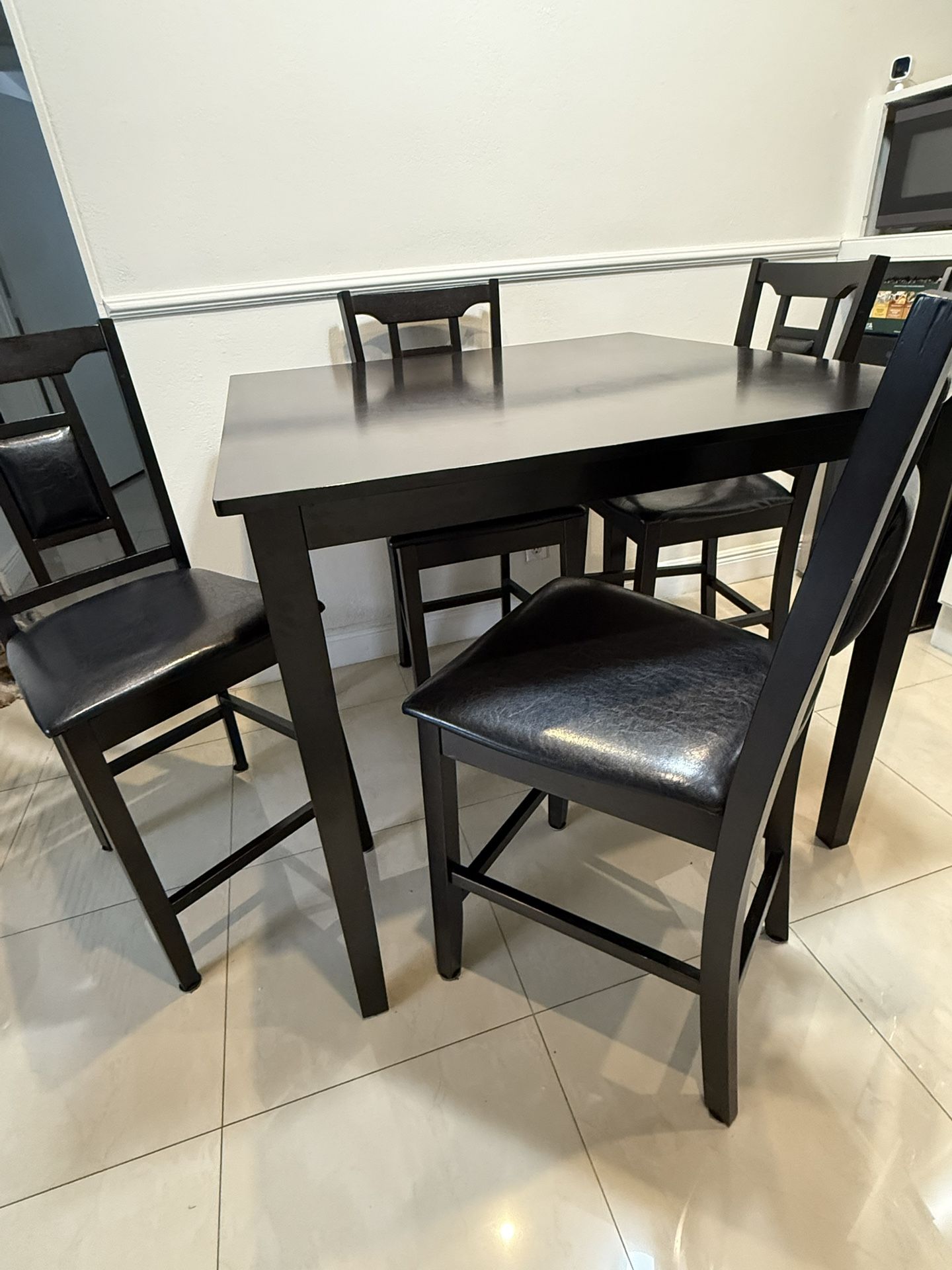 Dining Table good conditions 