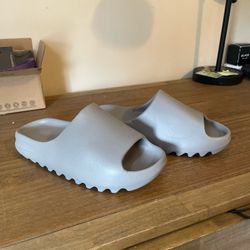 Brand new Never worn Yeezy slides size 11s fits like a 10