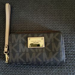 Michael Kors Wristlet 