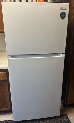 Midea Fingerprint Resistant 18.1-cu ft Standard-Depth 30-in Wide Top-Freezer Refrigerator ( White )