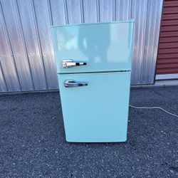 Arctic Star Classic Style Mini Fridges