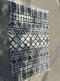 Title: 5’ x 8’ Black & White Shag Area Rug – Great Condition