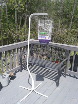 Cage and Holder/Jaula y Pedestal