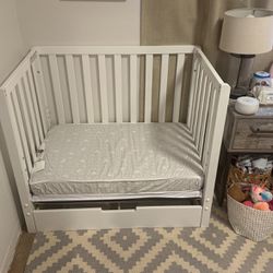 Graco Mini Crib- Converts Toddler Bed