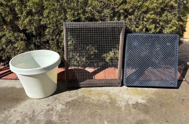 Outdoor Garden Lot – Planter, Wire Panel, Plastic Grate