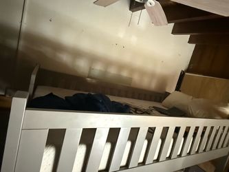 Twin bunk bed