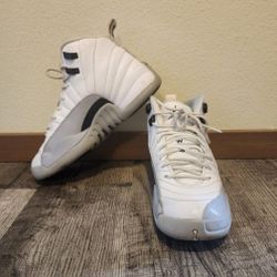 Air Jordan's. In good condition. Please check the pictures. Size US 6Y, EUR 38.5, cm 24. Made in Vietnam. 