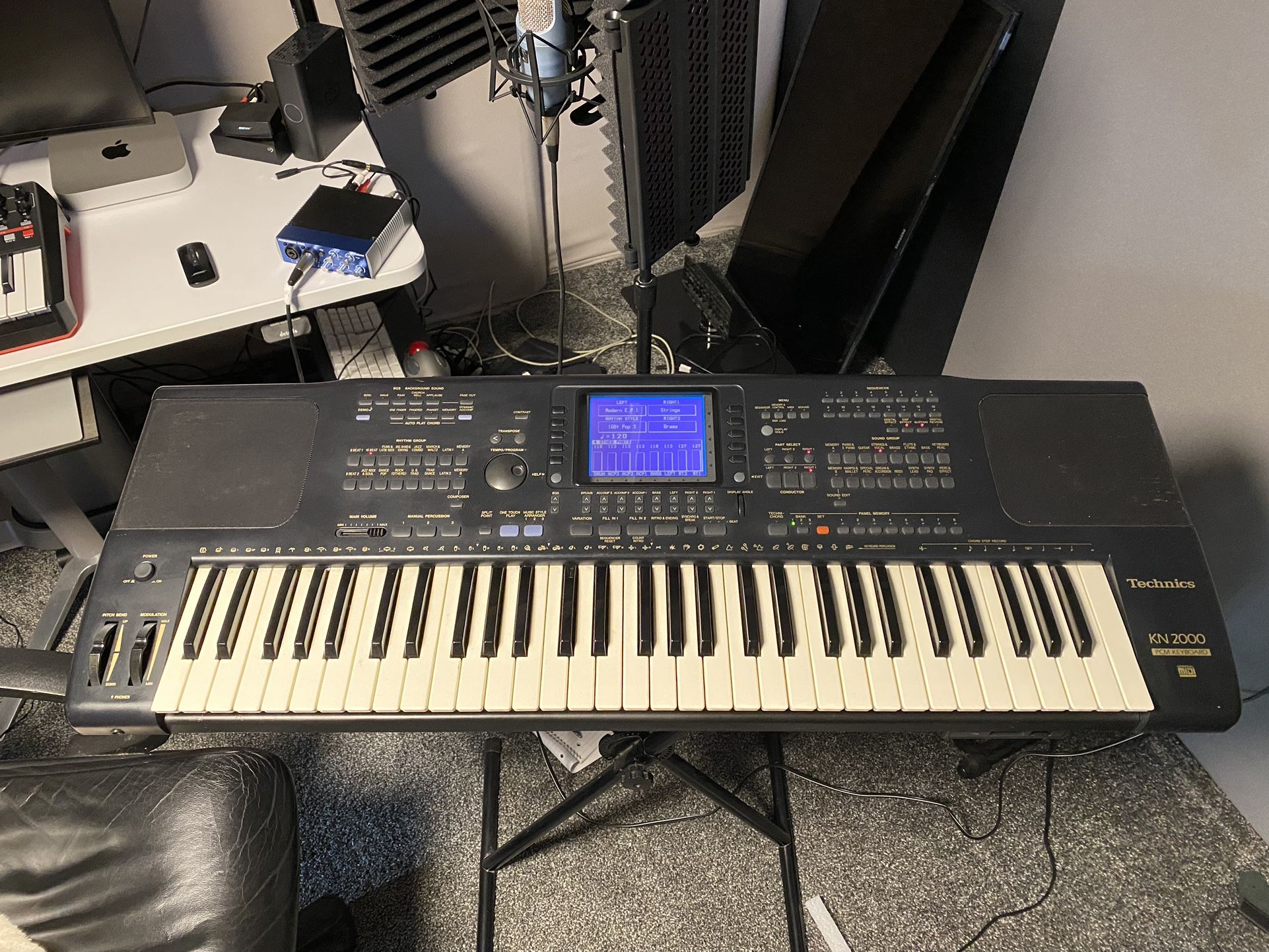 Technics KN2000 Keyboard With 2 Cases And Dust Cover.