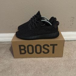 YEEZY Pirate Black Size 9.5