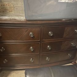 Solid Wood 6-Drawer Dresser – Excellent Condition