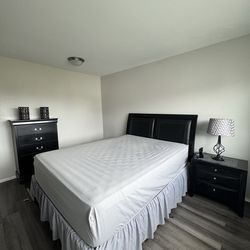 Queen bedroom w/ dresser & nightstand