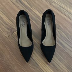 Ladies black High Hill size 7 1/2