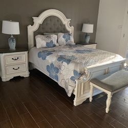 New! Queen Bedroom Suite with Set of Table Lamps [Mattress probably not included]
