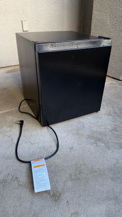 HiSense 1.6 Cu. Mini-Fridge