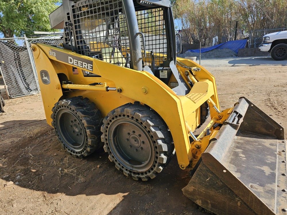 John Deere  313 Skidsteer 