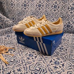 NIB Adidas Off White All  Leather With Sued Yellow Stripes.  Womens Size 6.5