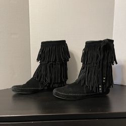 Juicy Couture womens 8 black suede moccasin boots with fringe 