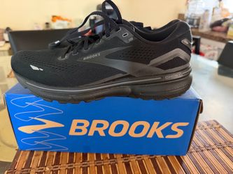 BROOKS tennis shoes